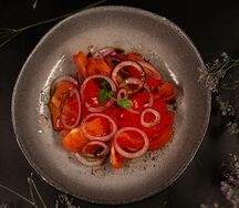 Микс из свежих овощей с маслинами