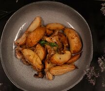 Жареный картофель с луком и грибами