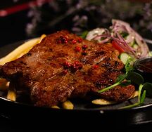 Шашлык из филе бедра курицы на углях с соусом