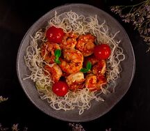 Тигровые креветки с чукой и соусом гамадари