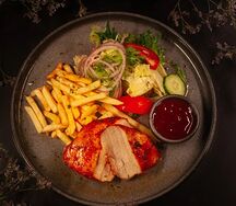 Стейк из куриной грудки с картофелем фри