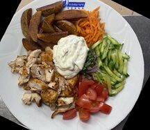 Шаверма с курой на тарелке