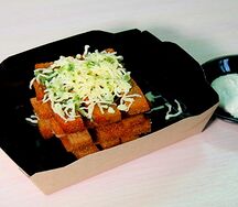 Гренки с сыром и чесночным соусом