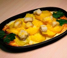 Треска с картофелем, сыром и яйцом
