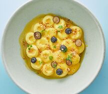 Творожные ньокки с манго соусом и свежей ягодой