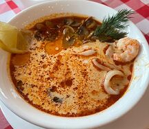 Том ям с креветкой и кальмаром