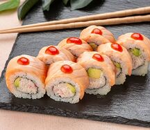 Запеченный ролл с лососем и острым крабом