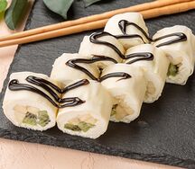 Сладкий ролл с бананом и киви
