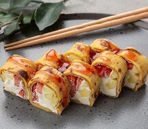 Сладкий манговый ролл с клубникой