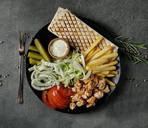 Шаурма куриная на тарелке