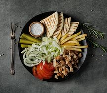Пита со свининой на тарелке