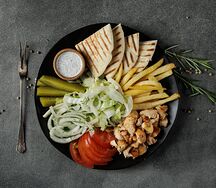 Пита с курицей на тарелке