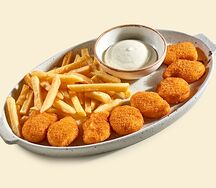 Наггетсы с картофелем фри и чесночным соусом
