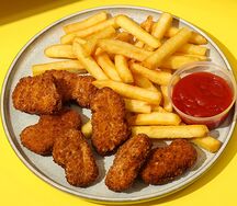 Картофель фри с наггетсами