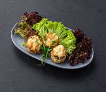 Шампиньоны, фаршированные курицей со сливками