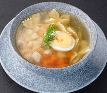 Домашний куриный суп с яйцом
