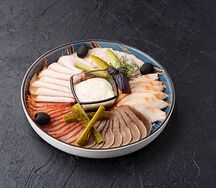 Ассорти из мясных деликатесов