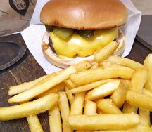 Cheeseburger и фри