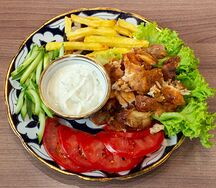 Гирос на тарелке куриный