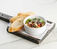 Хумус из нута с овощами и багетом