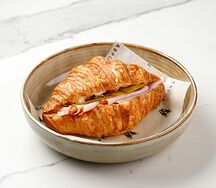 Круассан с ветчиной, сливочным сыром и корнишонами
