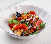 Салат с баклажанами и розовыми томатами