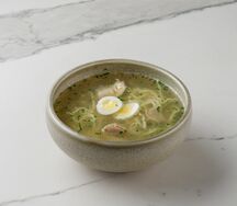 Прозрачный бульон с курицей и яичной лапшой