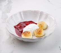 Сырники с клубничным соусом и сливочным кремом