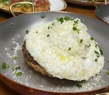 Киш сырный с яйцом пашот