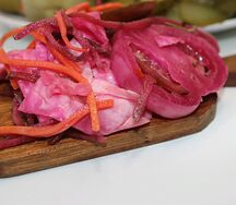 Маринованная капуста со свёклой и морковью