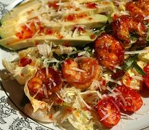 Креветки с авокадо и соусом из манго