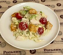 Салат Цезарь с курицей
