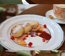 Творожные сырники со сметаной