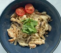 Лапша с сливочном соусе с курицей