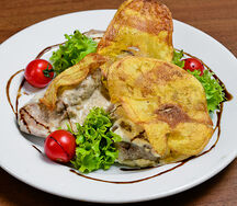 Медальоны из свинины с куриной печенью и чипсами
