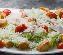 Салат Цезарь с курицей