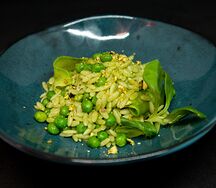 Орзо с цукини и горошком