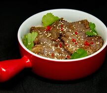 Орзо с перечной говядиной под грибным соусом