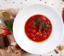 Борщ с пельменями на говяжьем бульоне