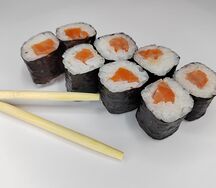 Ролл с лососем