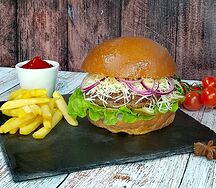 Фирменный бургер и фри