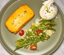 Лосось су-вид со спайси-соусом, буррата и томатами