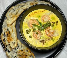 Овощной суп с сыром и креветкой, с тыквенными семечками и сухарями