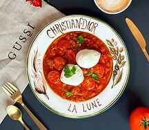 Шакшука с томатами, беконом и базиликом