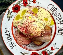 Бенедикт-тост с грудинкой и голландским соусом