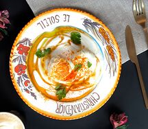 Яйца по-турецки с белым йогуртом и пряным соусом