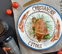 Круассан с лососем и авокадо