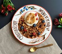 Домашняя гранола с печеной грушей и белым йогуртом