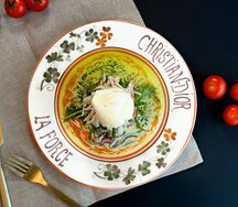 Бриошь с мясом краба и яйцом пашот