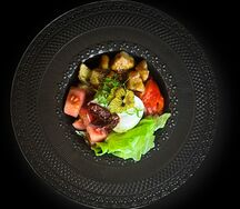 Боул с хрустящими баклажанами, свежими томатами, печеным перцем и яйцом пашот